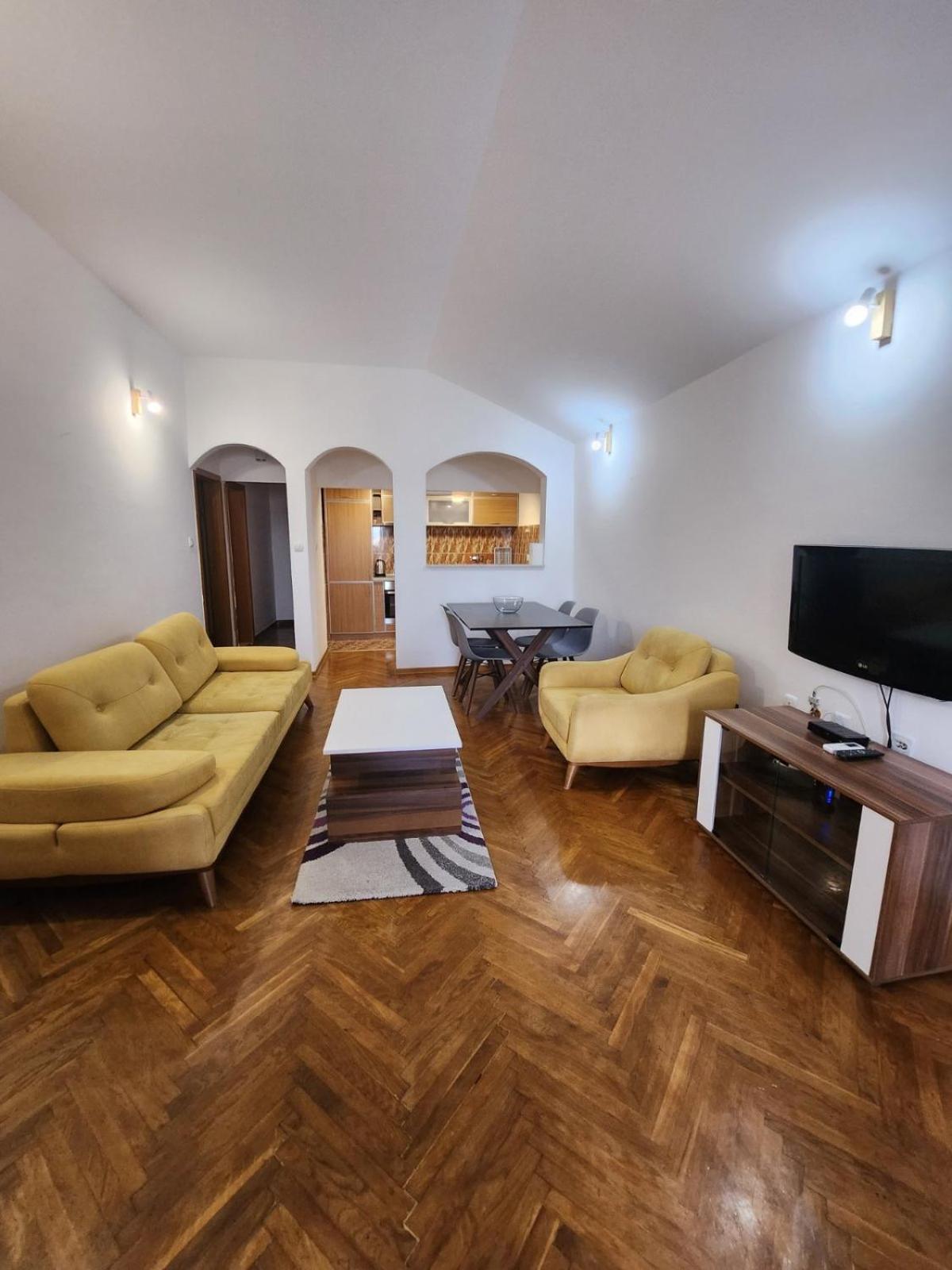 Dora Apartment *