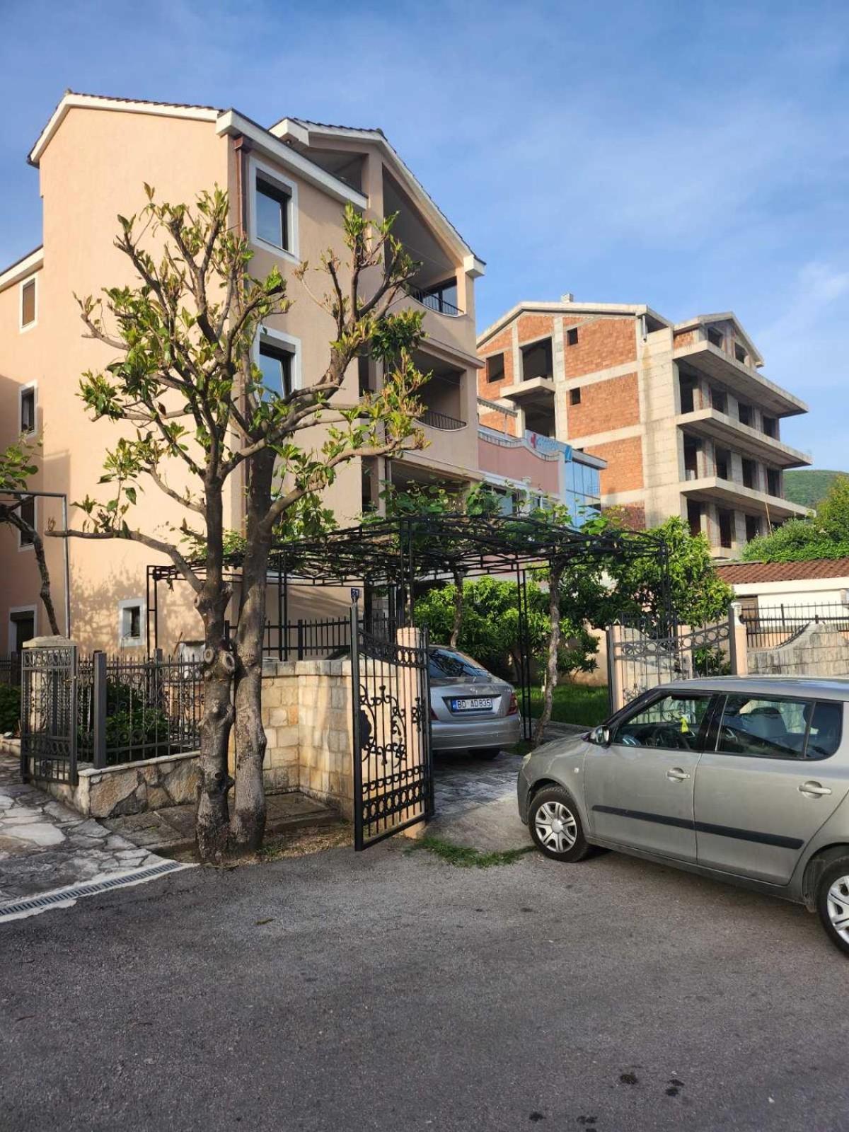 Dora Apartment *